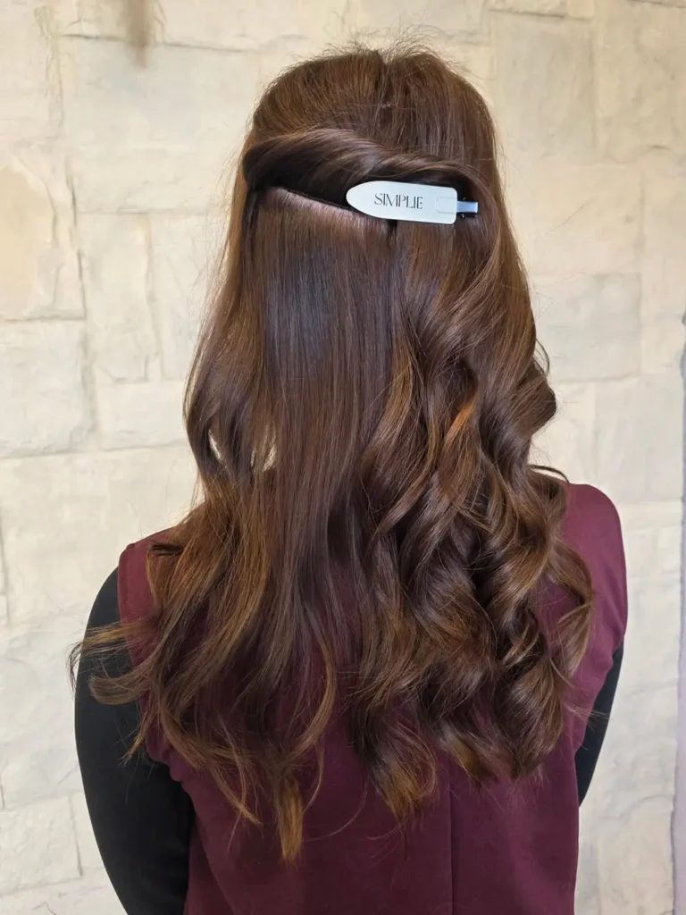 Professionelle Haarverlängerung mit langen braunen Wellen
