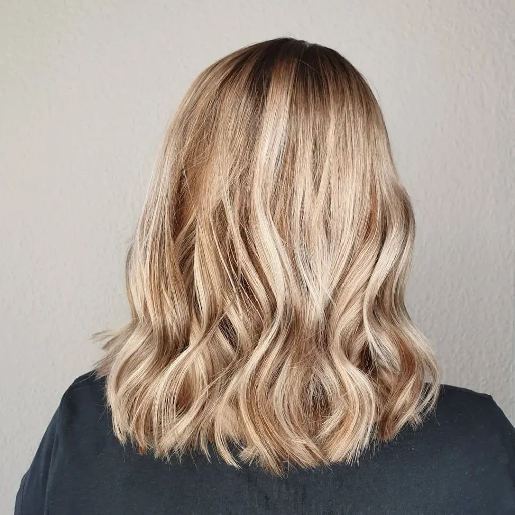 Balayage blonde Haare mit weichen Wellen bei HaarErlebnis Cottbus